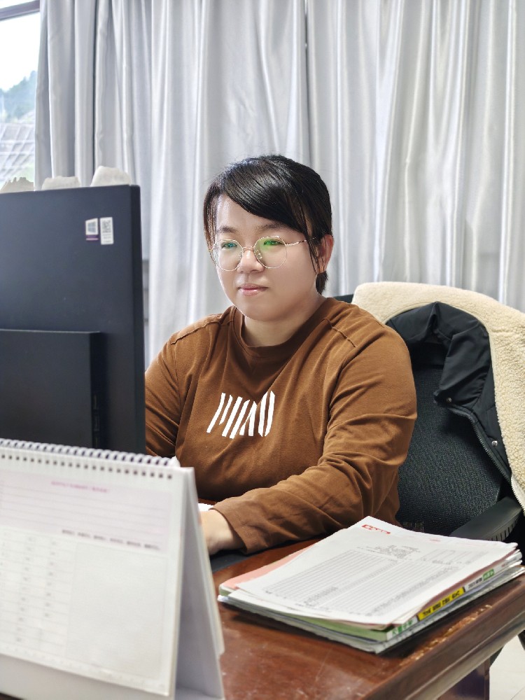 生物教研组长：刘彬彬